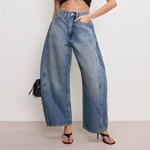 Good American Extreme Barrel Jeans in Medium Blue Wash